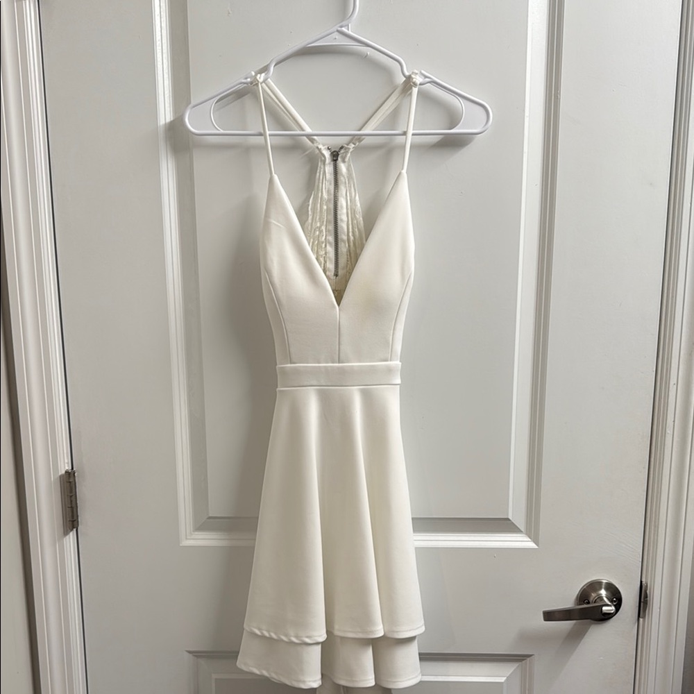 Elegant White Sleeveless Dress